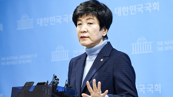 “하위 20% 통보에 모멸감”…김영주 국회부의장, 민주당 탈당